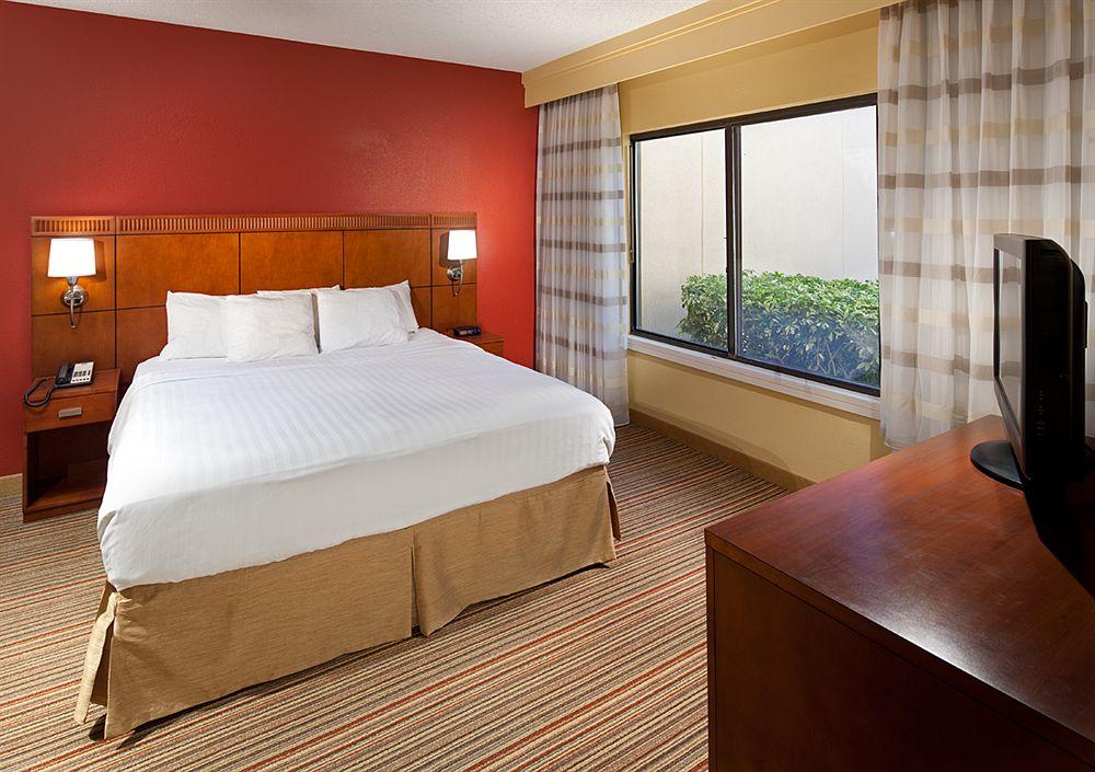 Courtyard By Marriott Orlando Airport Hotel Exterior foto