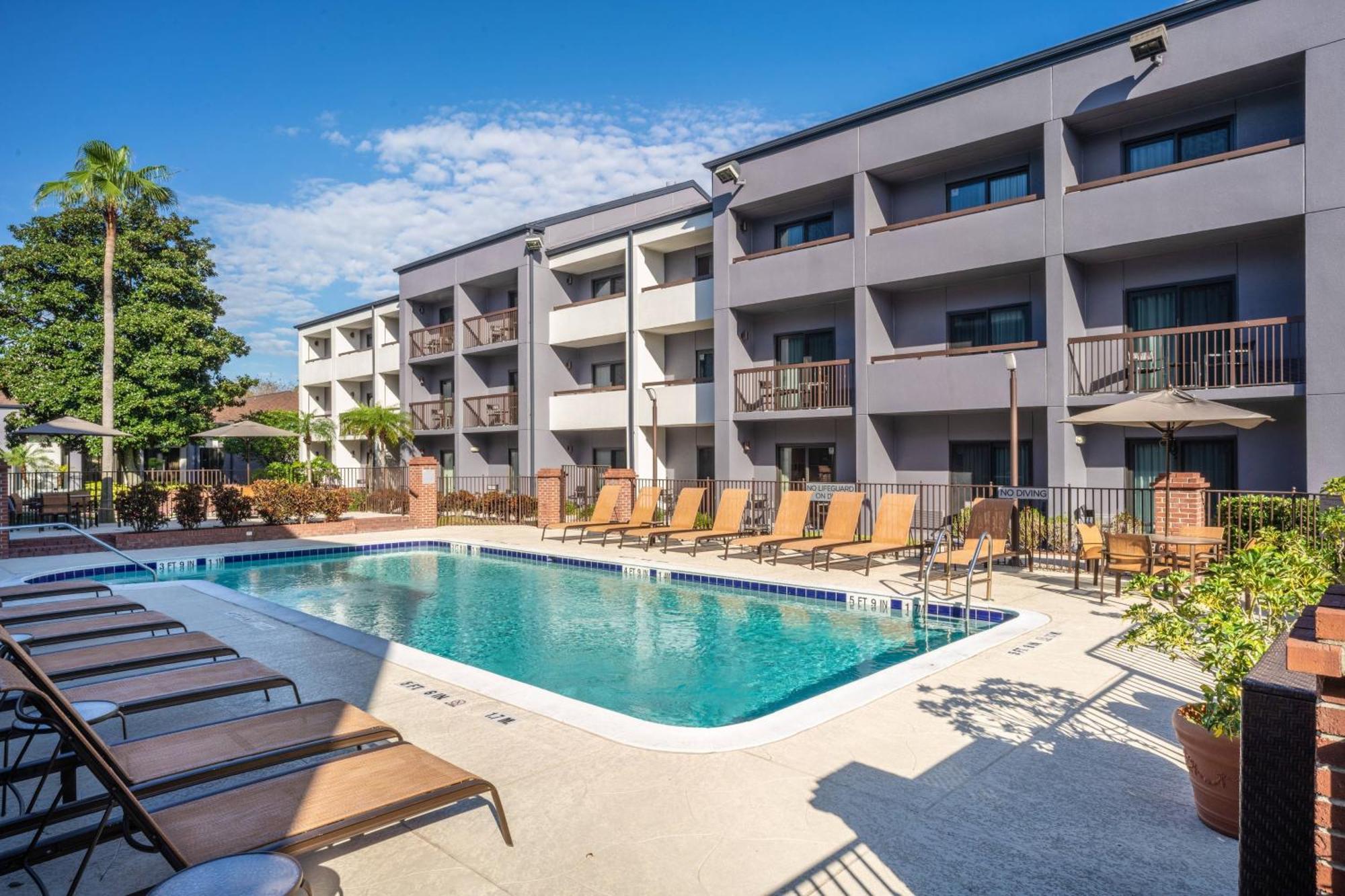 Courtyard By Marriott Orlando Airport Hotel Exterior foto
