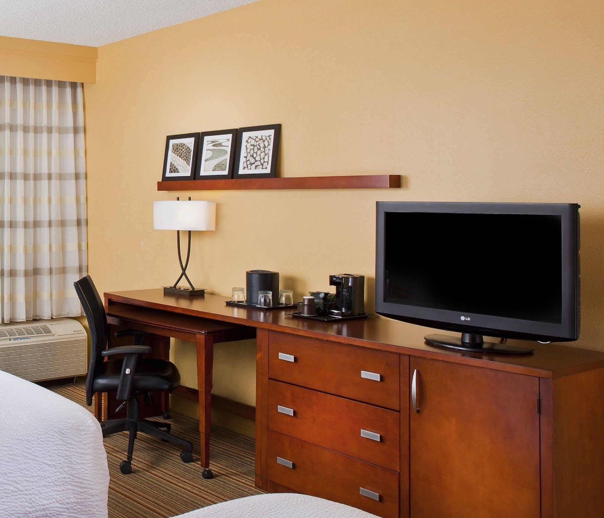 Courtyard By Marriott Orlando Airport Hotel Exterior foto
