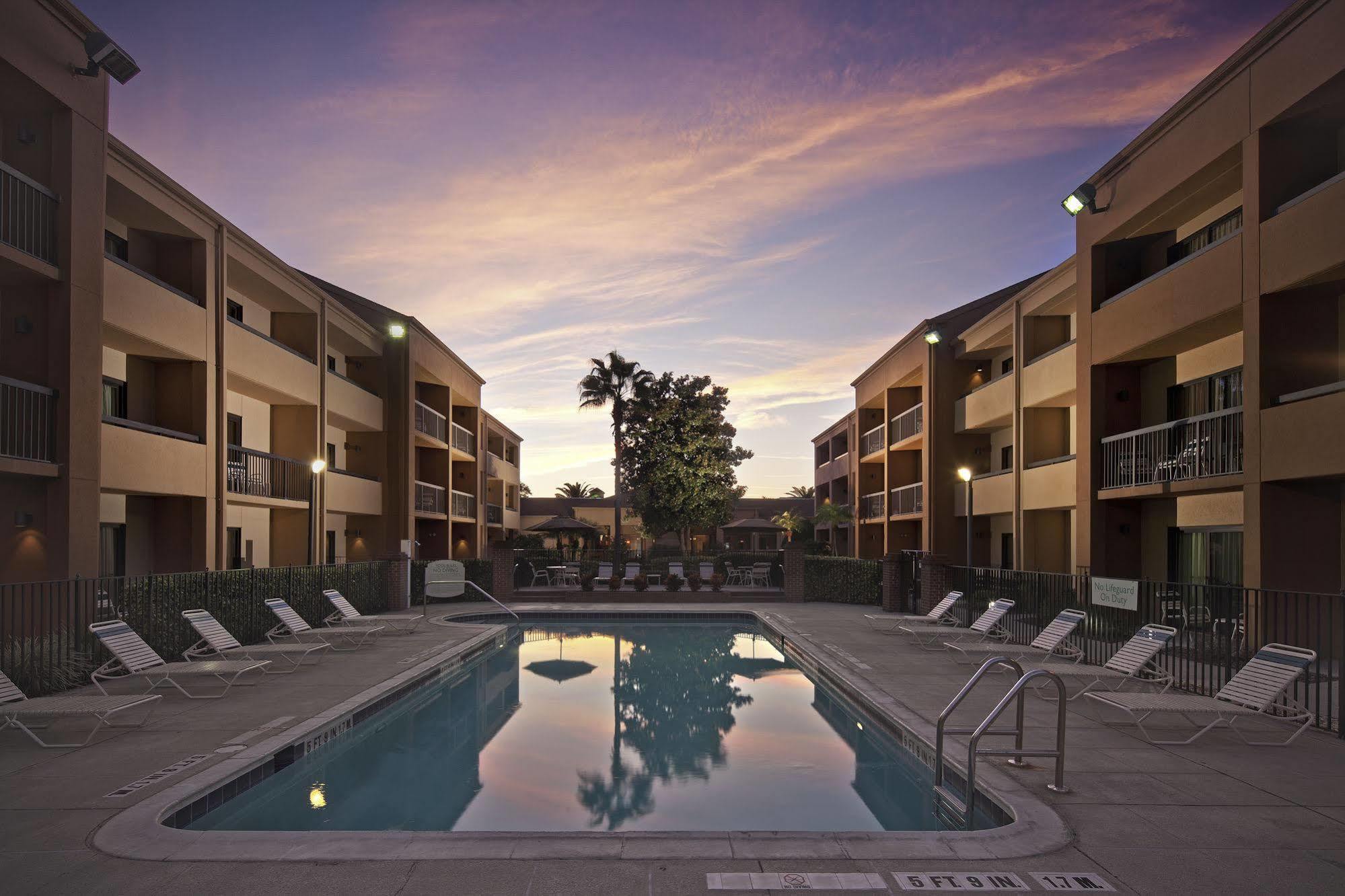Courtyard By Marriott Orlando Airport Hotel Facilități foto