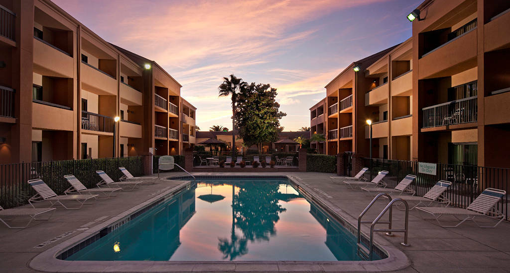 Courtyard By Marriott Orlando Airport Hotel Exterior foto